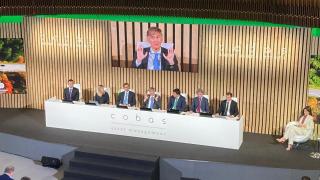 Francisco García Paramés, en el centro del escenario, junto a su equipo en la IX Conferencia Anual de Inversores de Cobas AM.