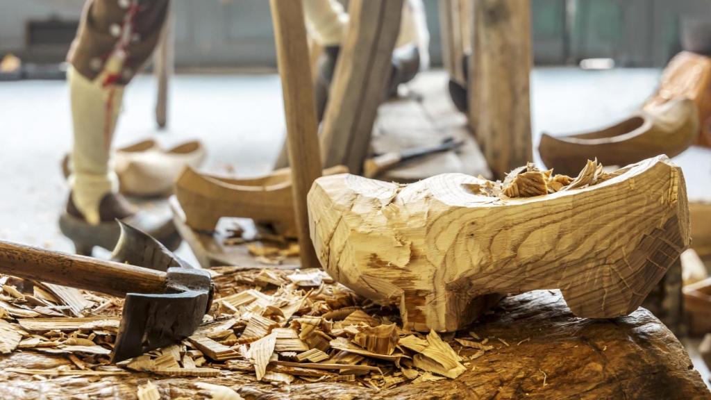 Artesanos fabricando madreñas.