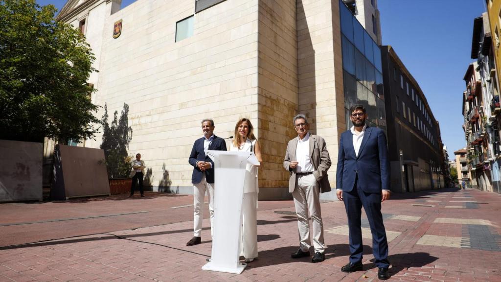 Chueca, con los concejales de Vox durante la presentación de la nueva comisaría de El Gancho.