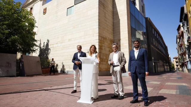 Chueca, con los concejales de Vox durante la presentación de la nueva comisaría de El Gancho.