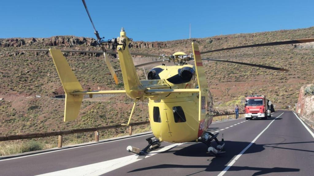 Un helicóptero de Emergencias, junto a una dotación de Bomberos, en el lugar del siniestro.