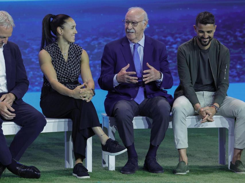El CEO de Moeve, Maarten Wetselaar; la exfutbolista, Vanesa Gimbert; el exfutbolista y ex entrenador, Vicente del Bosque y el exfutbolista David Villa