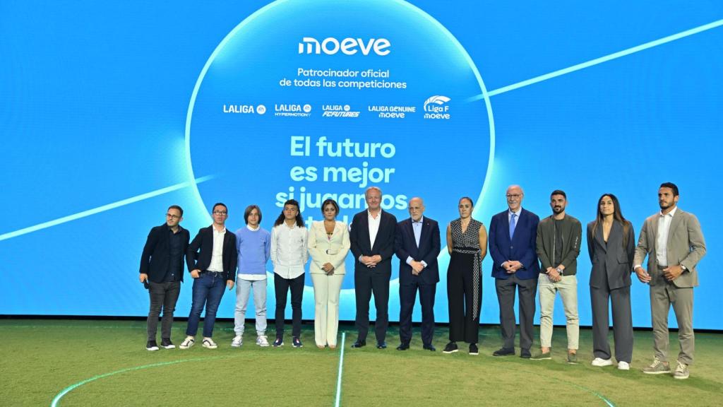 Moeve junto a representantes de La Liga, Liga F, La Liga Genuine, La Liga EA Sports, La Liga Hypermotion y el FC Future.