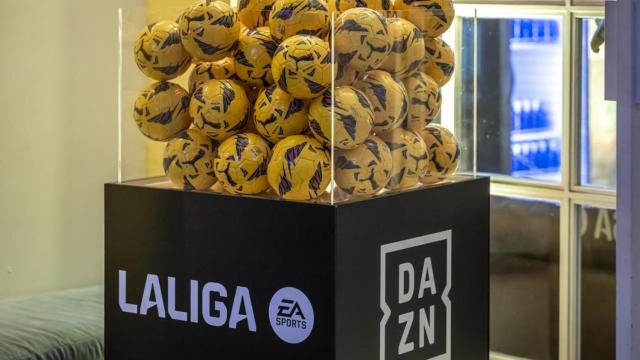 Una caja con balones de fútbol con los logos de Dazn y LaLiga.