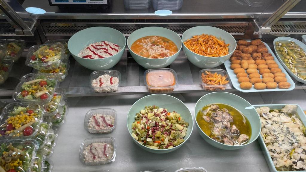 Mostrador con la comida.