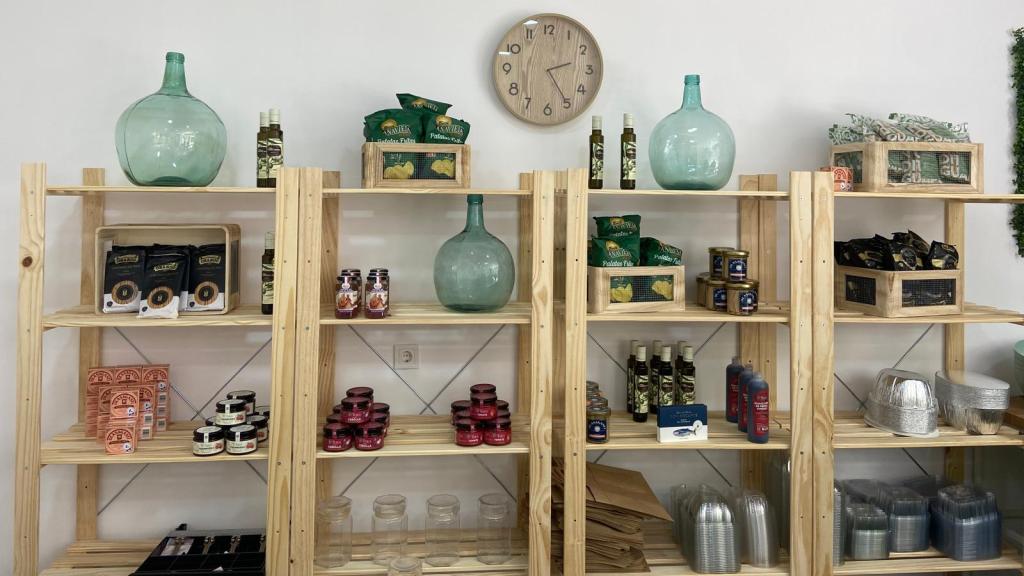 Estantería de productos gourmet.