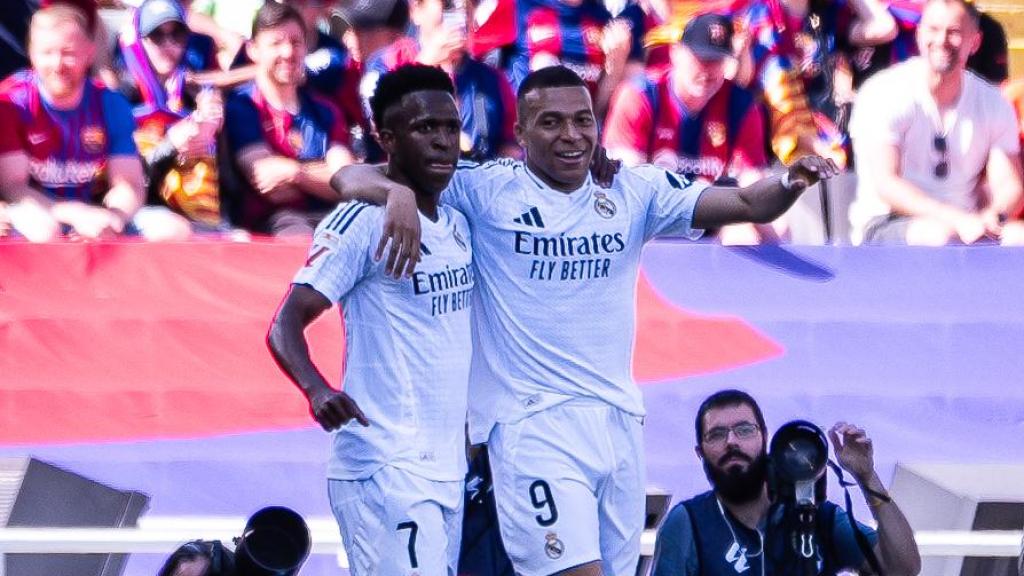 Vinicius y Mbappé celebran juntos durante el último Clásico