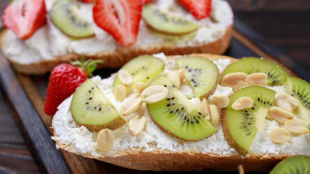 Tostadas con queso, fresas y kiwi