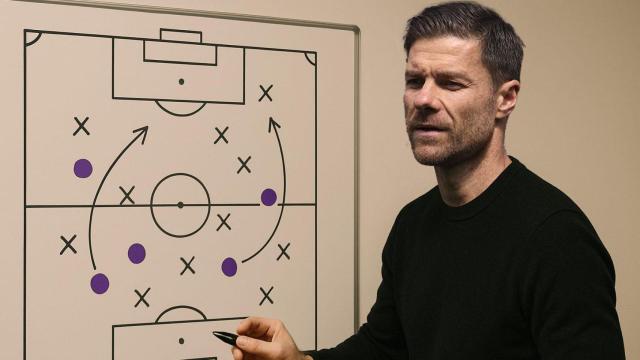 Fotomontaje de Xabi Alonso, en una pizarra con una jugada de estrategia pintada