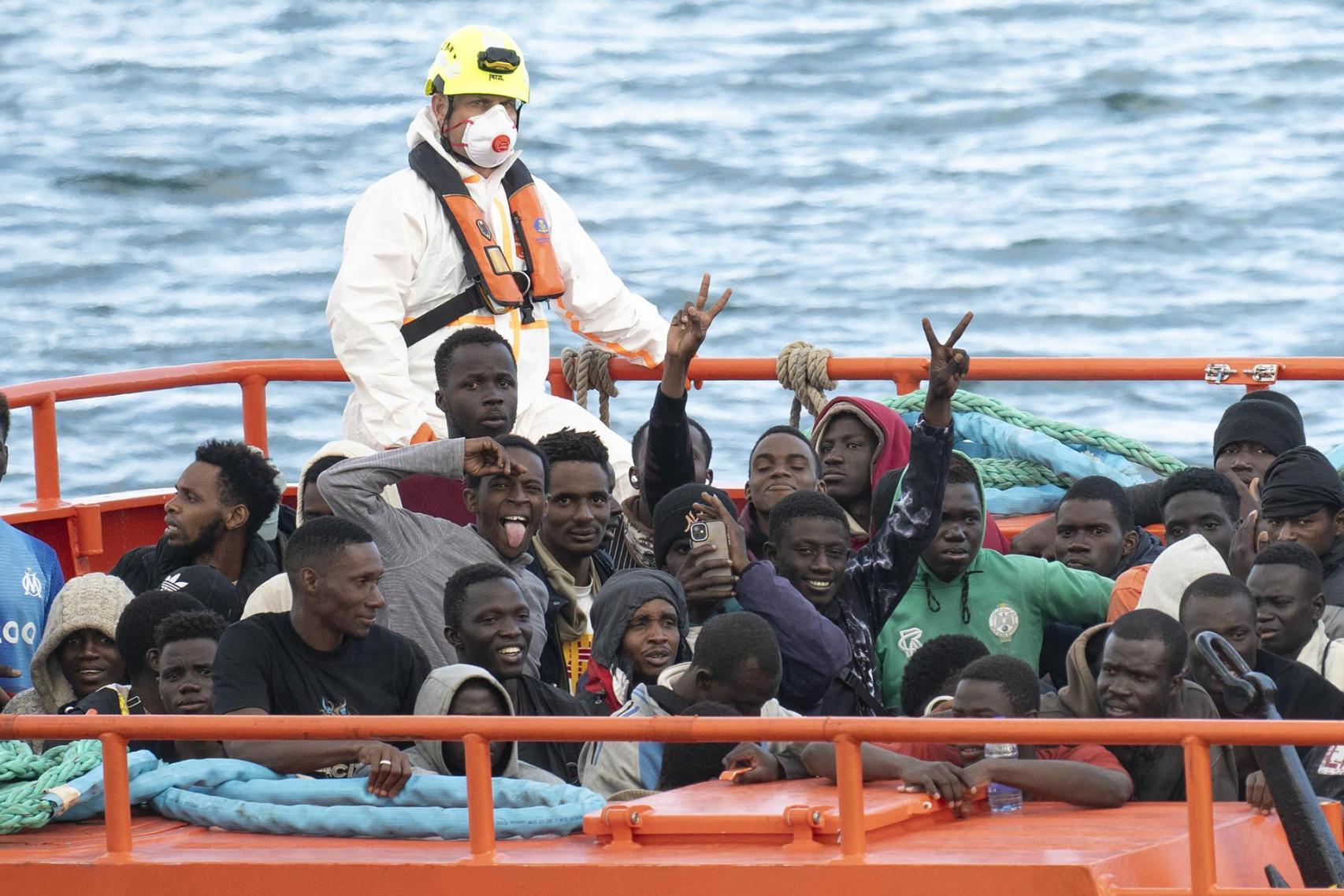 Las 88 personas de origen subsahariano rescatadas en dos pateras rescatadas por Salvamento Marítimo son trasladadas al Puerto de Arrecife (Lanzarote), el pasado jueves.