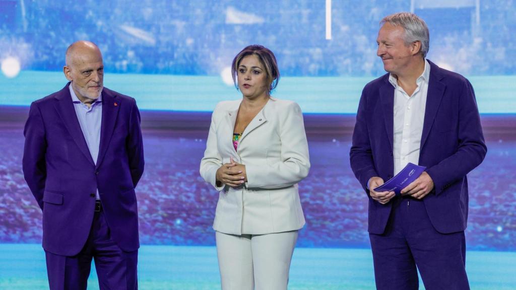 El presidente de La Liga, Javier Tebas; Maarten Wetselaar, el CEO de Moeve y la presidenta de Liga F, Beatriz Álvarez en la presentación oficial de la alianza.