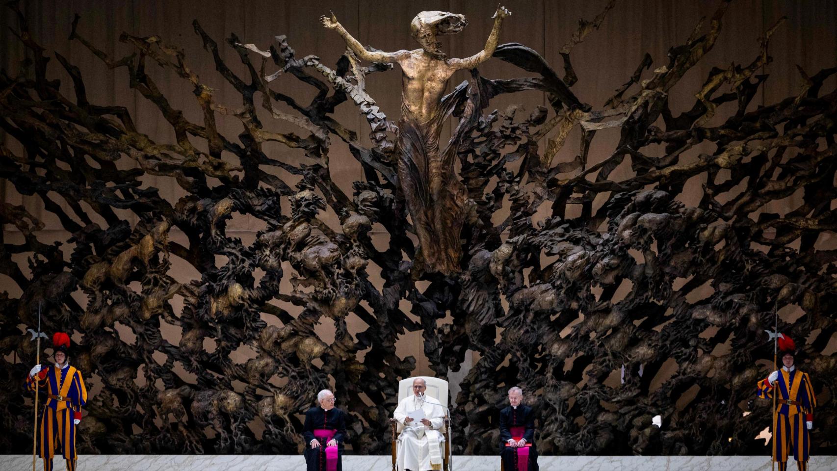 El papa León XIV celebra una audiencia con representantes de los medios de comunicación en el aula Pablo VI del Vaticano, el 12 de mayo de 2025.