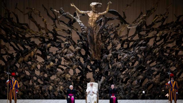 El papa León XIV celebra una audiencia con representantes de los medios de comunicación en el aula Pablo VI del Vaticano, el 12 de mayo de 2025.