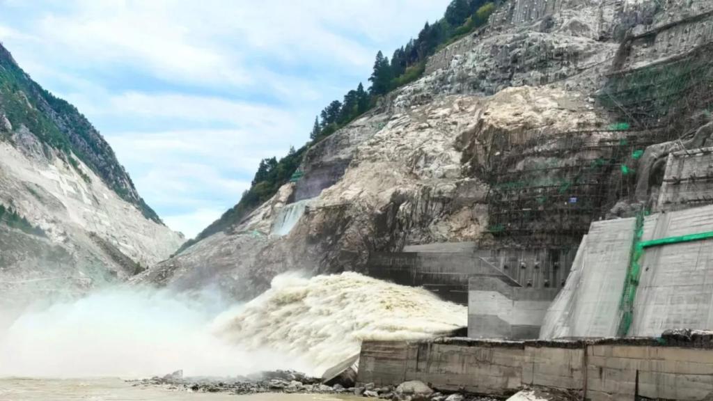El agua empieza a llenar el embalse de la presa de Shuangjiangkou