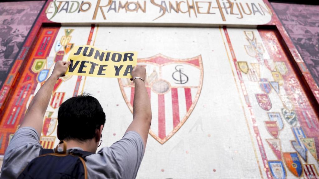 Hinchas del Sevilla piden la dimisión de la directiva a las puertas del Ramón Sánchez-Pizjuán.