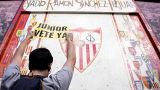 Hinchas del Sevilla piden la dimisión de la directiva a las puertas del Ramón Sánchez-Pizjuán.
