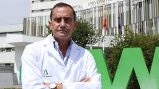 El doctor Salvador Morales frente al Hospital Virgen Macarena.