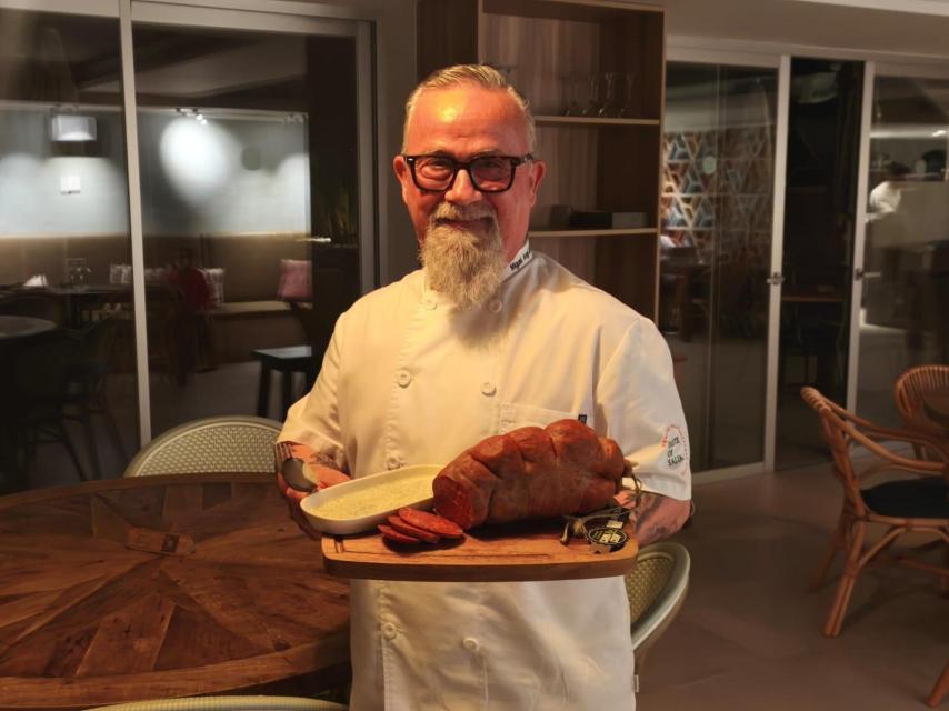 El chef Miguel López con una porción de sobrasada.