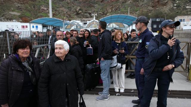 Un grupo de personas sale de la isla griega de Santorini tras varios terremotos el pasado mes de febrero.