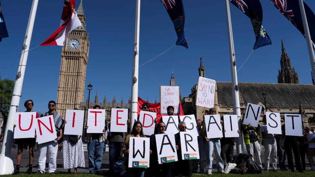 Miembros del Grupo de Solidaridad con Asia del Sur celebran una protesta por la paz en Parliament Square, en Londres (Reino Unido), el 10 de mayo de 2025.