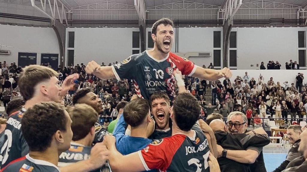 Torriko celebra la victoria de su equipo a hombros de los compañeros.