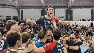 Torriko celebra la victoria de su equipo a hombros de los compañeros.