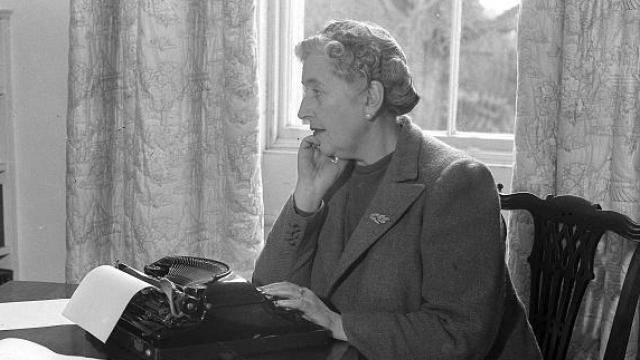 Agatha Christie con una máquina de escribir.