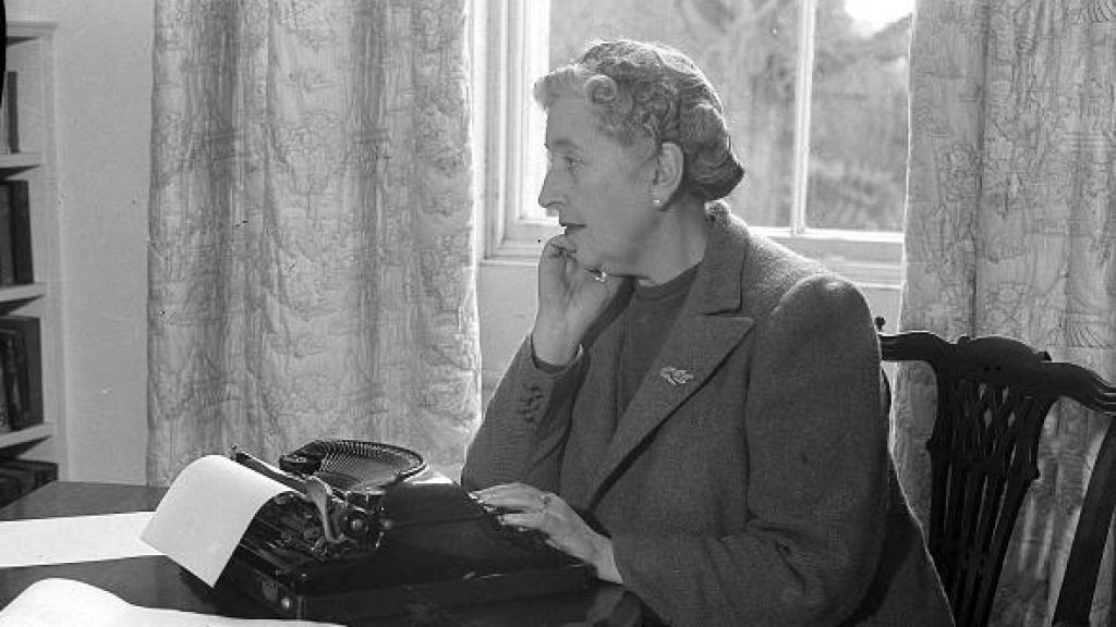 Agatha Christie con una máquina de escribir.
