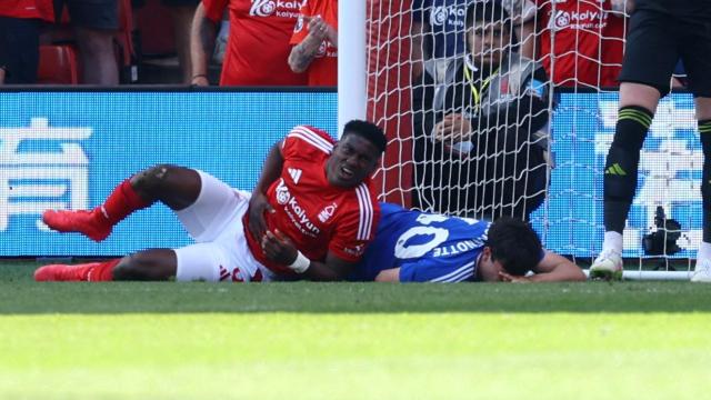 Taiwo Awoniyi, tras chocarse contra el palo