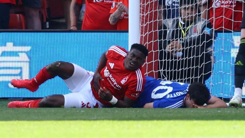 Taiwo Awoniyi, tras chocarse contra el palo