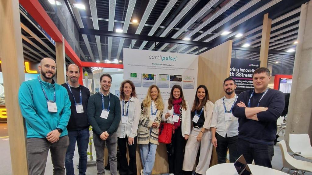 Equipo de EarthPulse en el MWC.