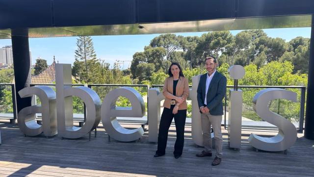 Laura Moreno, CEO de EarthPulse, junto a Antonio Durán, Global Head of Innovation de Abertis.