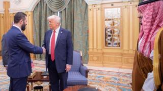 Donald Trump estrecha la mano del presidente sirio Ahmed al Sharaa este miércoles en Riad.