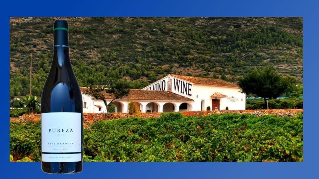 Bodega alfasina Casa Agrícola, del enólogo Pepe Mendoza, con una botella de su moscatel 'Pureza'