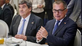 El gobernador del Banco de España, José Luis Escrivá (i), y el presidente del Bundesbank, Joachim Nagel (d), durante un desayuno informativo de Fórum Europa.