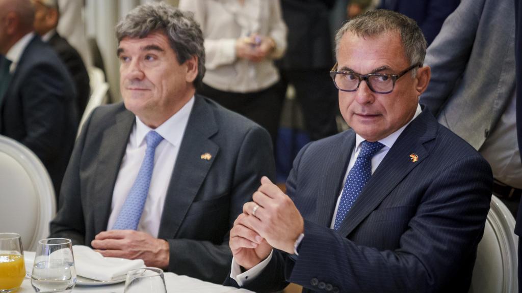 El gobernador del Banco de España, José Luis Escrivá (i), y el presidente del Bundesbank, Joachim Nagel (d), durante un desayuno informativo de Fórum Europa.