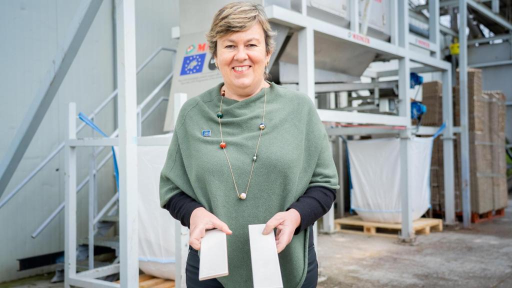 Paqui Quereda, coordinadora de LIFE Eggshellence, muestra unos azulejos fabricados con cáscara de huevo como materia prima.