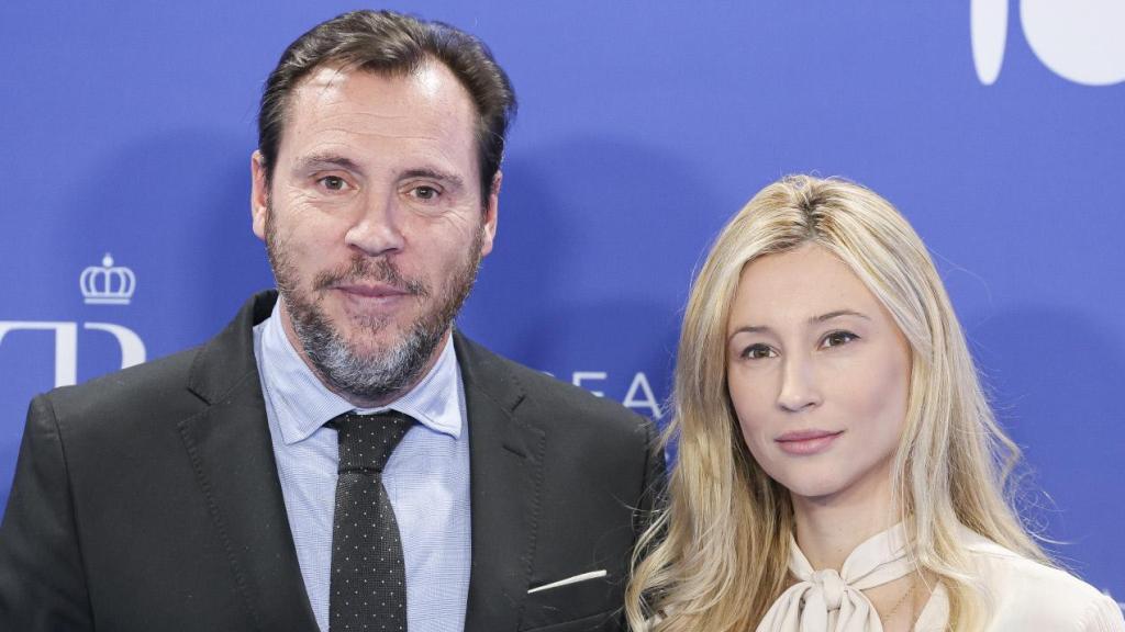 Óscar Puente junto a su pareja, Yasmina Gregori, en un evento en abril de 2024.