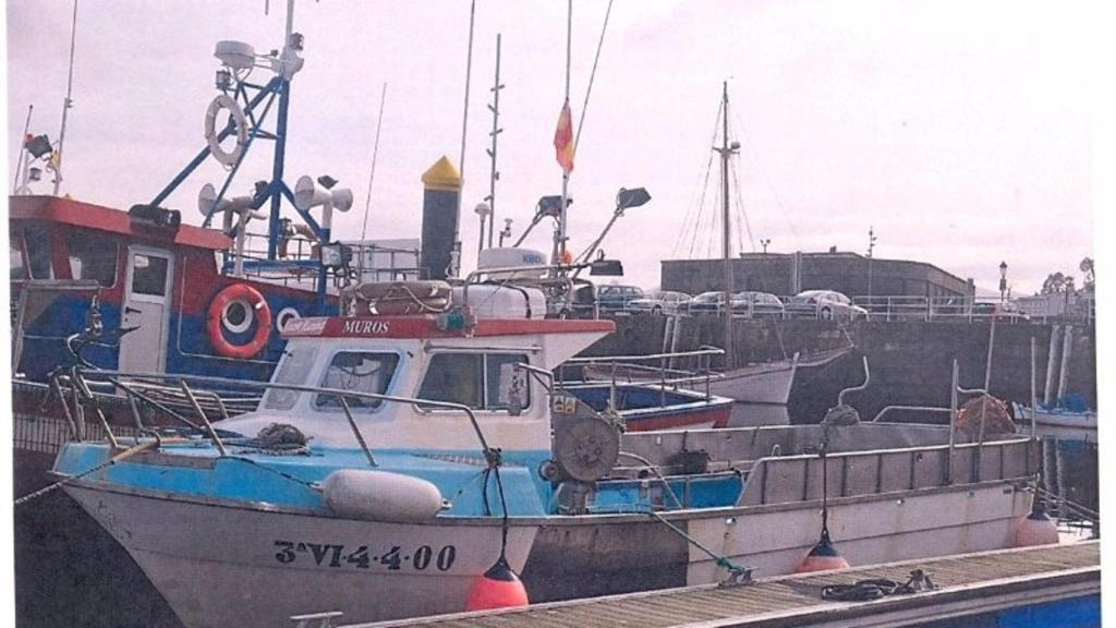 Pesquero incendiado en Muros (A Coruña).