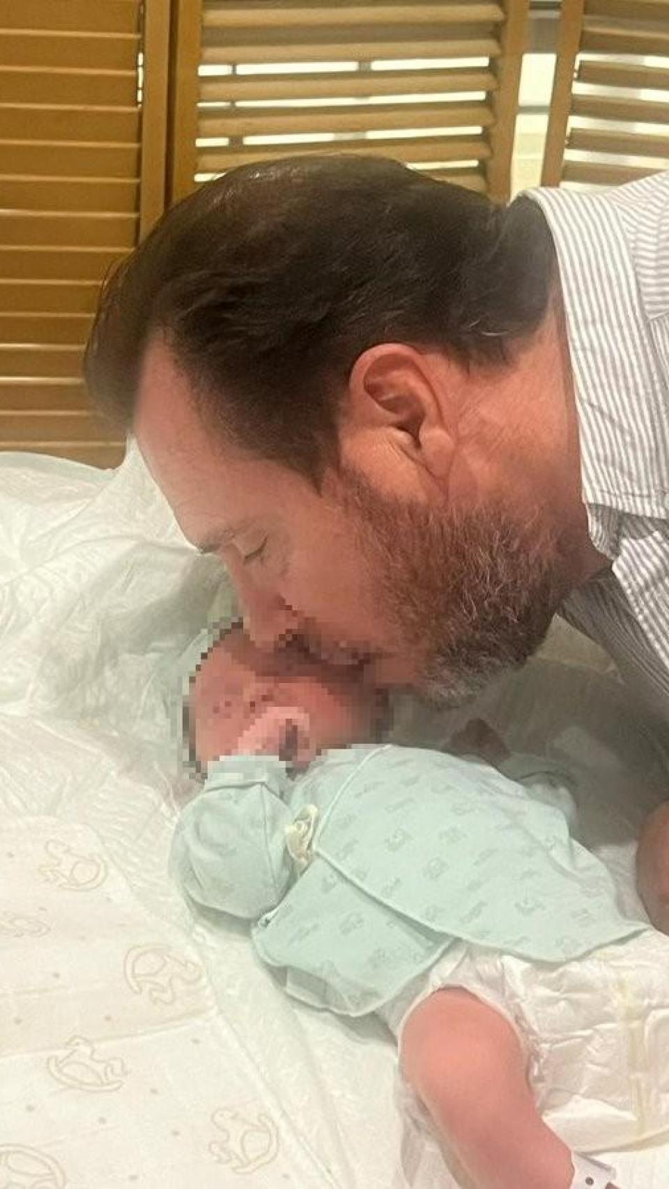 Óscar Puente junto al recién nacido en una fotografía de redes sociales.
