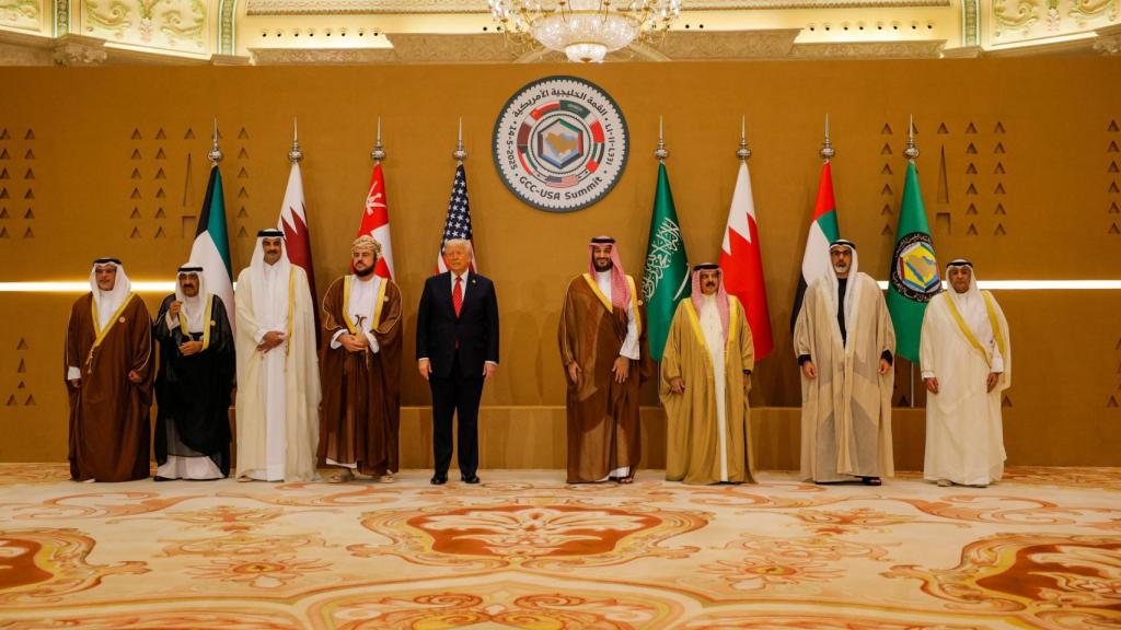 Trump posa con Mohamen bin Salman y el resto de líderes árabes del Golfo.
