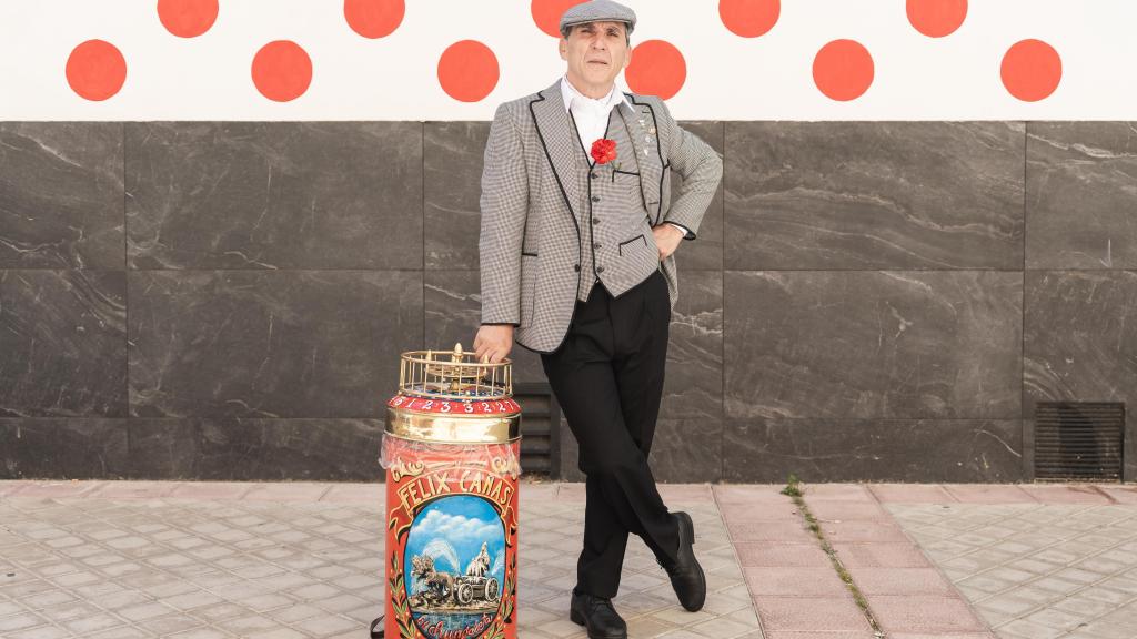 El barquillero Julián Cañas en el Mercado de San Isidro, donde ha estado esta semana vendiendo sus barquillos.
