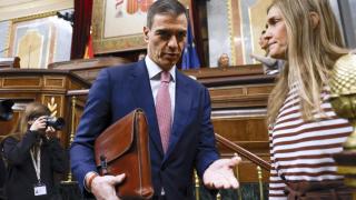El presidente del Gobierno, Pedro Sánchez, y la vicepresidenta tercera y ministra para la Transición Ecológica y el Reto Demográfico, Sara Aagesen, a su llegada a la sesión de control al Ejecutivo, este miércoles.