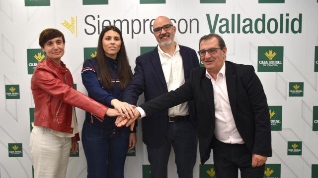 Arancha López, secretaria del Valladolid Club de Esgrima; Celia Vañes, del equipo absoluto campeón de España; Rubén Álvarez, presidente del club; y Narciso Prieto, director de Comunicación y Relaciones Institucionales de Caja Rural de Zamora