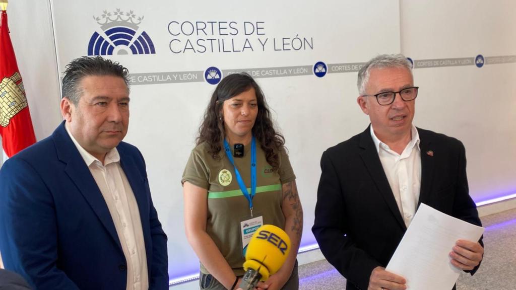 La delegada de Medio Ambiente del sindicato CSIF, Sara Mateos, y los procuradores Ángel Ceña, de Soria Ya, y Luis Mariano Santos, de UPL, registran una proposición de ley sobre el cuerpo de agentes medioambientales.