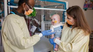 Los doctores Kiran Musunuru y Rebecca Ahrens-Nicklas con su paciente, el bebé K. J.