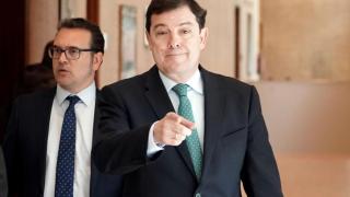 El presidente de la Junta, Alfonso Fernández Mañueco, a su llegada al pleno de las Cortes de este miércoles