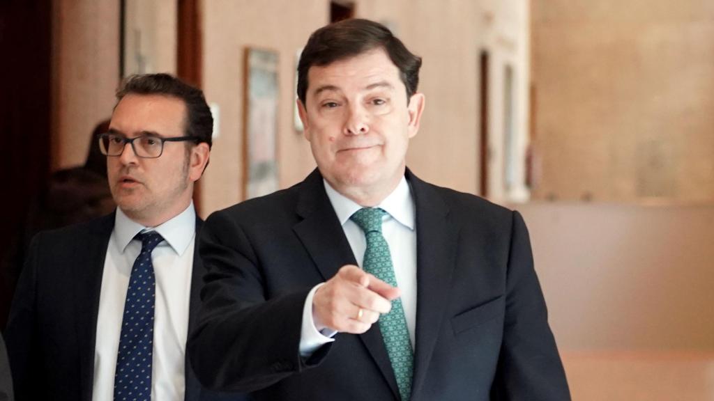 El presidente de la Junta, Alfonso Fernández Mañueco, a su llegada al pleno de las Cortes de este miércoles