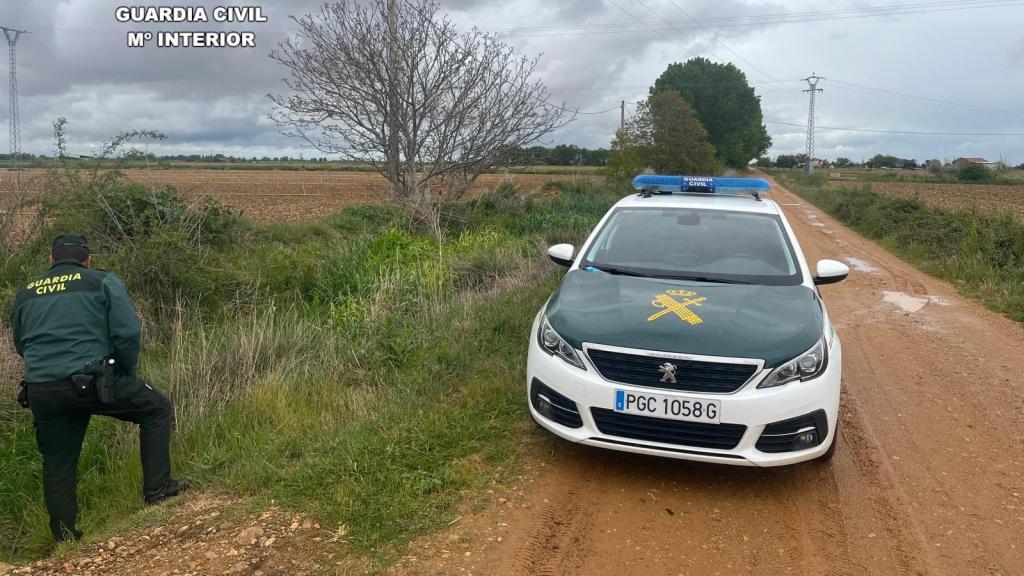 Un agente y un coche de la Guardia Civil