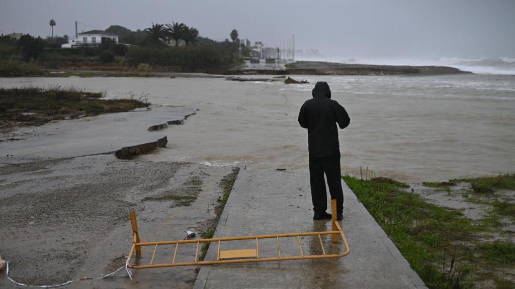 Un hombre observa el mar en Benicarló, imagen de archivo. Efe / Andreu Esteban